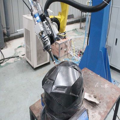 Raycus Laser Source 6 Axis 3D Robot Laser Cutter utilisation pour le casque en fibre de verre, le casque en fibre de carbone, le casque Kevlar etc.