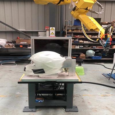 Raycus Laser Source 6 Axis 3D Robot Laser Cutter utilisation pour le casque en fibre de verre, le casque en fibre de carbone, le casque Kevlar etc.