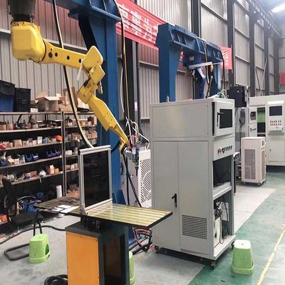 Raycus Laser Source 6 Axis 3D Robot Laser Cutter utilisation pour le casque en fibre de verre, le casque en fibre de carbone, le casque Kevlar etc.