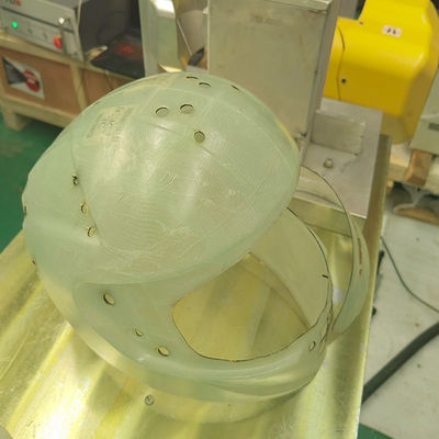 Raycus Laser Source 6 Axis 3D Robot Laser Cutter utilisation pour le casque en fibre de verre, le casque en fibre de carbone, le casque Kevlar etc.