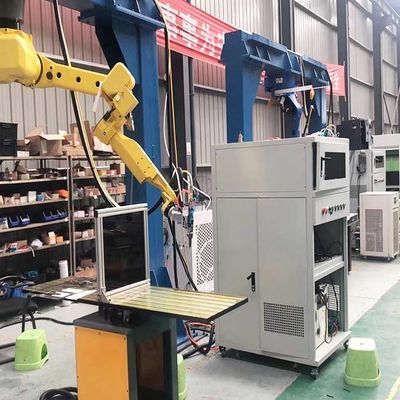 Raycus Laser Source 6 Axis 3D Robot Laser Cutter utilisation pour le casque en fibre de verre, le casque en fibre de carbone, le casque Kevlar etc.