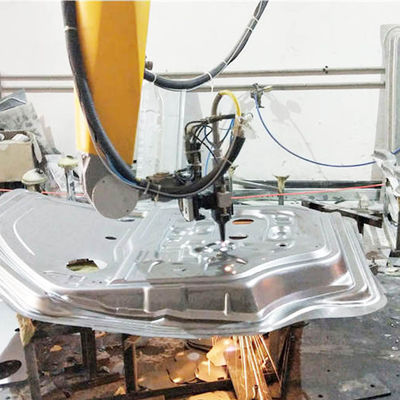 Machine de découpe laser 3D utilisée pour couper les bords et les trous de différentes pièces de tôle et pièces de revêtement